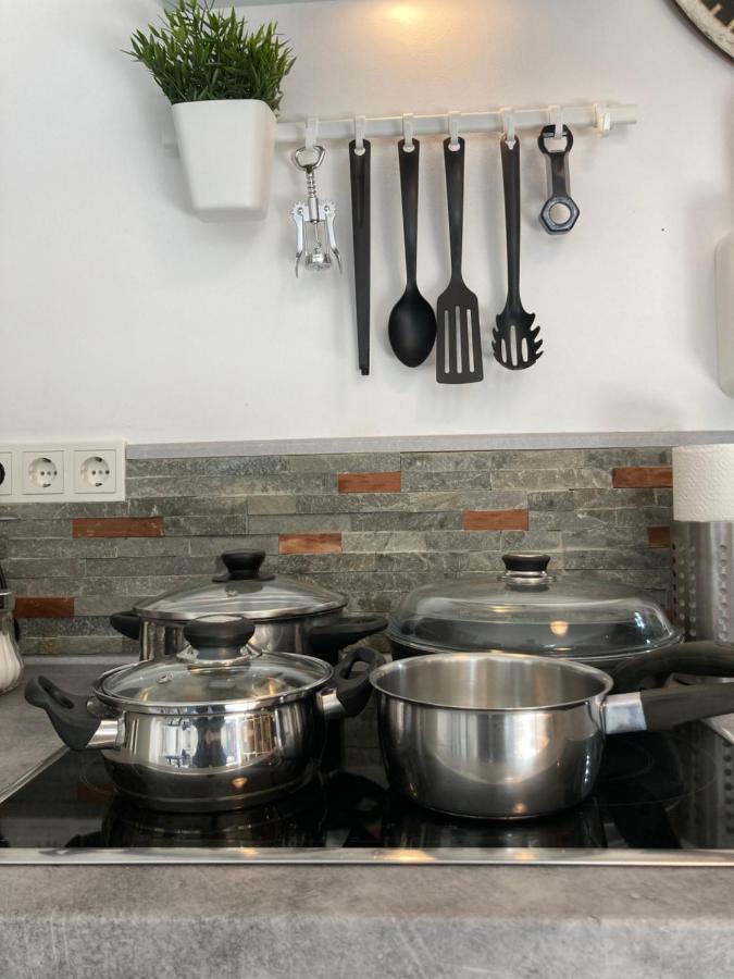 Living At Saarpartments - Adultsonly - Business & Holiday Homes With Kitchen For Long- And Short Term Stay, 3 Min To St Johanner Markt And Points Of Interest ザールブリュッケン エクステリア 写真